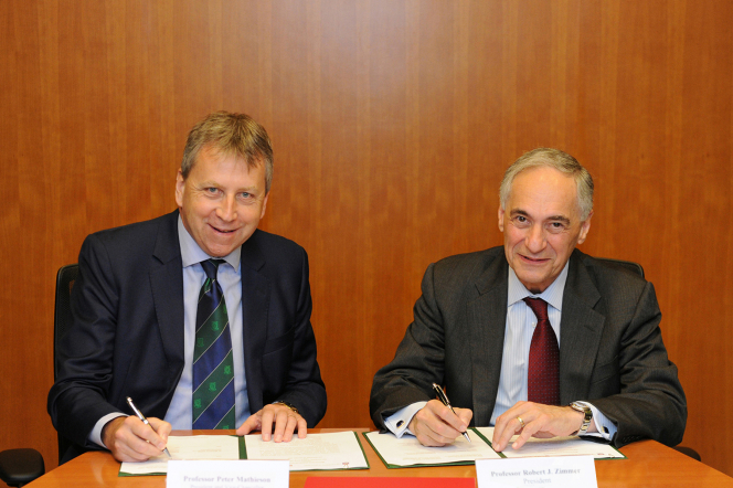 HKU President Professor Peter Mathieson (left) and UChicago President Professor Robert J. Zimmer sign the agreement.